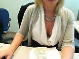 Sekretärin - Blonde Sekretärin fingert ihre Muschi bei der Arbeit