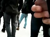 pervers - Ein Perverser auf der Straße spritzt auf einen Bürger