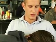 Blowjob - Sie saugt in einem Restaurant und wird von der Kellnerin unterbrochen