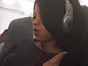 schwarz - Er masturbiert diskret seine Freundin im Flugzeug