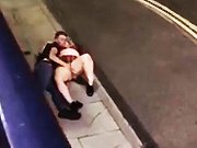 betrunken - Betrunkenes Küken auf der Straße auf einem Bürgersteig gefingert