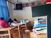Blowjob - Sie saugt meinen Schwanz in einem Klassenzimmer