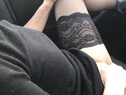 Französisch - Reifes französisches Mädchen masturbiert in ihrem Auto