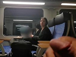pervers - Küken sieht zu, wie der Typ im Zug wichst