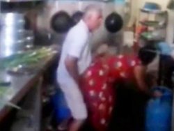 Asiatisch - Opa fickt die Muschi seiner Schlampe in der Küche