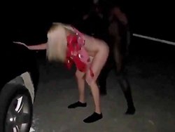 betrunken - Schwarzer fickt betrunkene Blondine auf dem Parkplatz