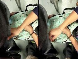 Hündin - Schlampe berührt den Schwanz eines Fremden im Bus