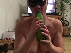 Dildo - Babe fickt ihren Arsch mit einer riesigen Zucchini