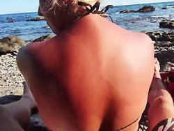 branlette - Ma nana en train de me branler discrètement sur la plage