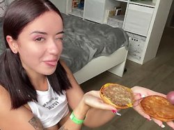 bonasse - Une salope qui déguste un hamburger au sperme